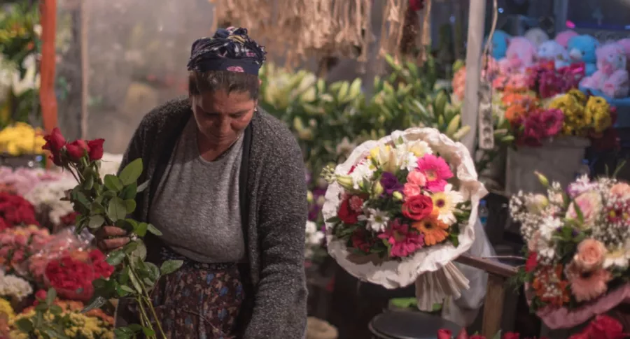 Vendedora de flores en Turquía, ilustra nota de Joven decía a su mamá que estudiaba en Oxford, pero gastaba dinero en lujos