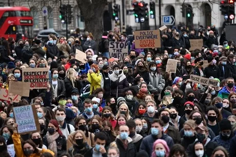 Protestas en Inglaterra por feminicidio cometido por un policía