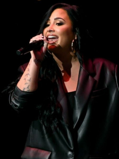 Demi Lovato en un concierto, a propósito del documental que habla sobre la violación que sufrió
