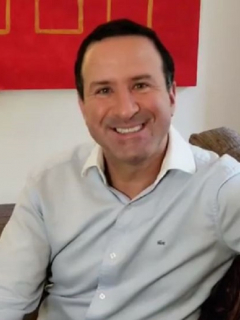 Felipe Arias, presentador de Noticias RCN, invitó a las personas que tienen una entrada económica a que ayuden a las familias afectadas por COVID-19.