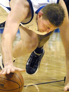 Shawn Bradley, exjugador de la NBA, quedó parapléjico por accidente en bicicleta. Imagen del exdeportista