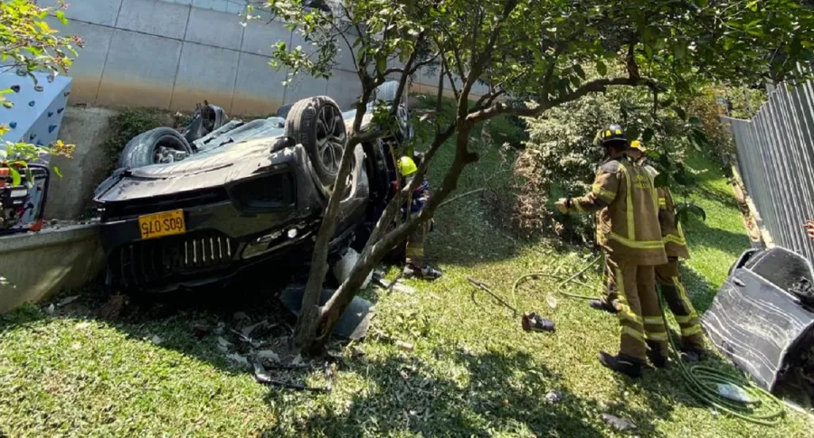 Camioneta BMW que se cayó desde un parqueadero de Medellín, y por la que allanaron un lujoso apartamento