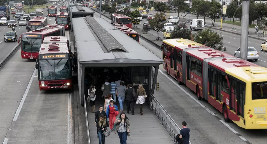 Buses y estación de Transmilenio ilustran nota sobre ataque terrorista que estaría planeando disidencia de Gentil Duarte contra el sistema
