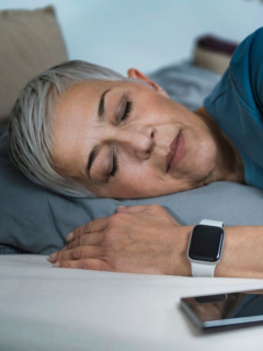 Mujer durmiendo en la cama, a propósito del Día Internacional del Sueño