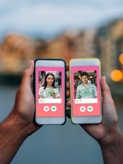 Aplicación de citas en celular, ilustra nota de usuarios de Tinder podrán consultar antecedentes penales de posibles citas