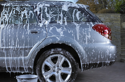 Foto de carro lavándose, a propósito de cortes de agua en Cali 