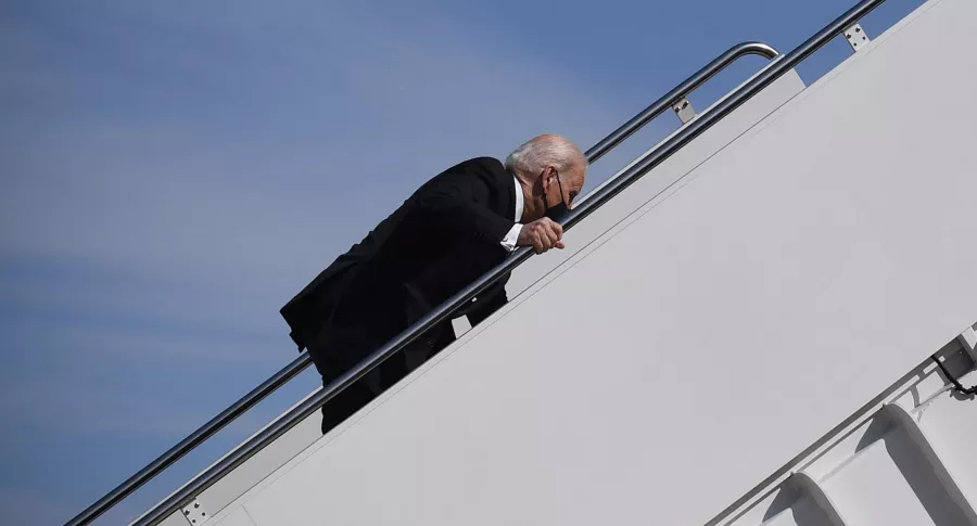 Caída del presidente Joe Biden subiendo al avión presidencial.