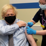 Boris Johnson le da espaldarazo a vacuna de AstraZeneca y se la aplica
