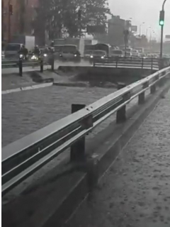 Caño de la Avenida Boyacá en Bogotá casi desbordado por torrenciales lluvias