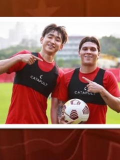 Juan Fernando Quintero en el Shenzhen de China con su compañero.