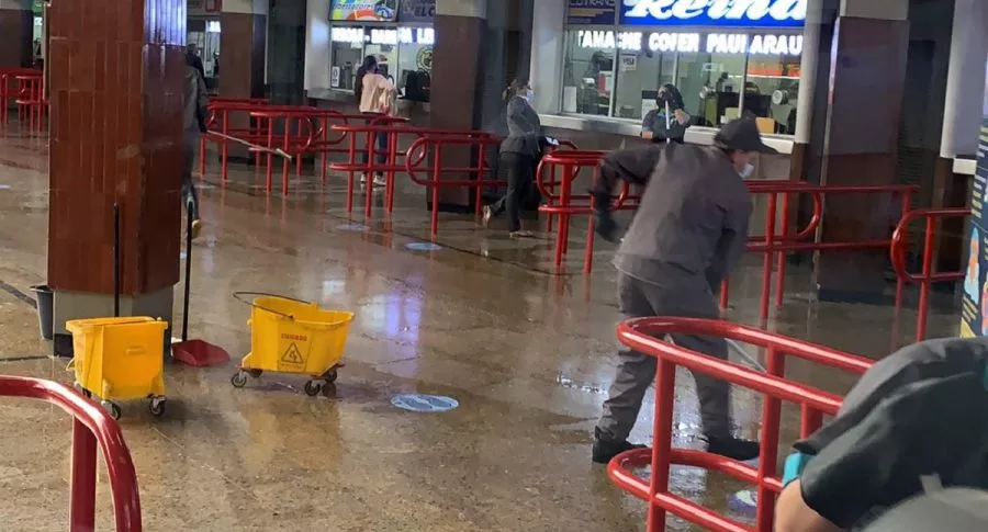 Video: inundación en la Terminal de Transportes de Bogotá por lluvias