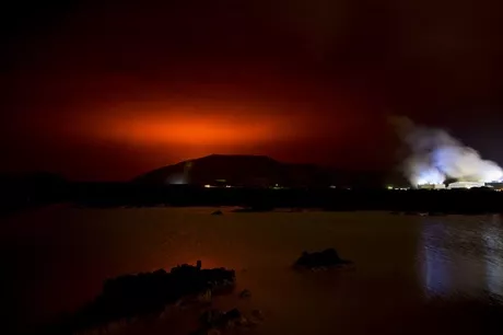 La Agencia Meteorológica recibió la primera notificación a las 9:40 de la noche y la erupción fue confirmada por cámaras web e imágenes vía satélite / AFP.
