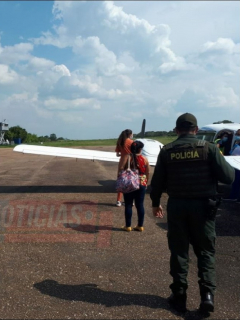Momento en que trasladan a Bogotá a la joven, de 21 años, atacada con ácido en Meta