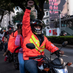 Decreto que prohíbe parrillero para domiciliarios en Bogotá deja vacíos e interrogantes