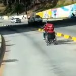[Video] Domiciliario se metió a carril exclusivo para remolcar a hombre en silla de ruedas
