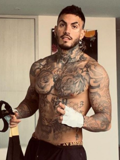 Mateo Carvajal, quien rechazó comentario de seguidora que le dijo horrible por tener cabello tinturado