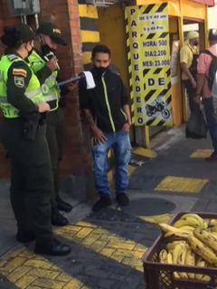 Multan a vendedor ambulante que ofrecía bananos en Pereira.