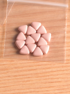 Droga sintética ilustra nota sobre diplomático colombiano acusado de recibir droga en Suiza
