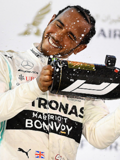 Lewis Hamilton celebra una de sus tantas victorias.