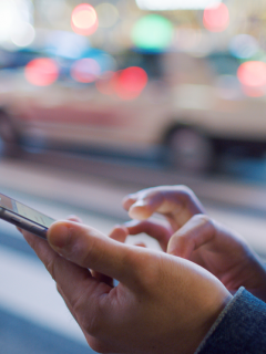 Foto de celular ilustra nota sobre reportan fallas en Android