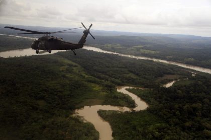 Helicóptero de la Policía sobrevolando en Guaviare ilustra nota sobre menor reclutada hallada en la selva