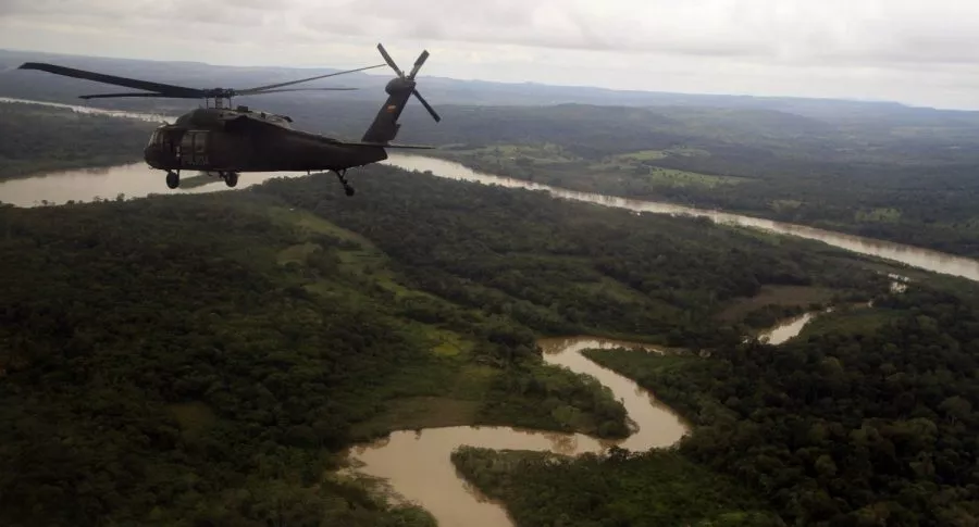 Helicóptero de la Policía sobrevolando en Guaviare ilustra nota sobre menor reclutada hallada en la selva