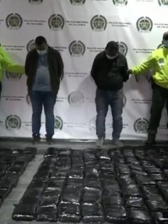Imagen del momento en que incautan tractomula con una tonelada de droga destinada a Bogotá, en Soacha