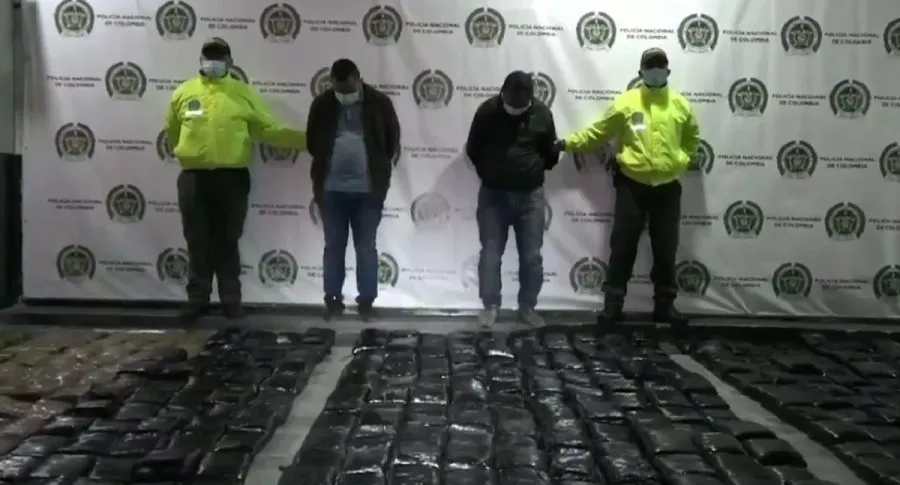 Imagen del momento en que incautan tractomula con una tonelada de droga destinada a Bogotá, en Soacha