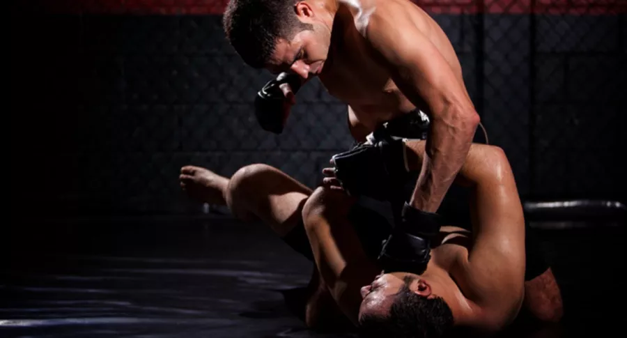 Luchadores de artes marciales mixtas, ilustran nota de video de luchador de MMA noquea a rival y le sigue pegando en el suelo, en Japón