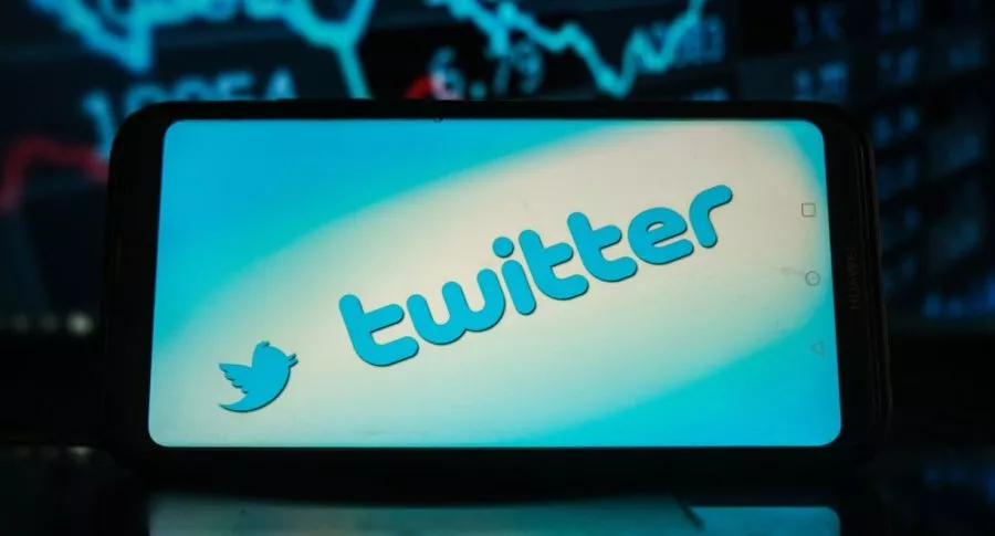 Logo de Twitter en celular, ilustra nota de primer tuit de Jack Dorsey se vende en una subasta por 2,9 millones de dólares