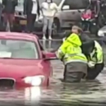 [Video] Conductor tuvo que ser rescatado por inundación en Avenida NQS de Bogotá
