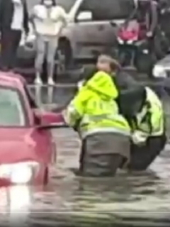 Conductor que fue rescatado en medio de inundación en Avenida NQS en Bogotá