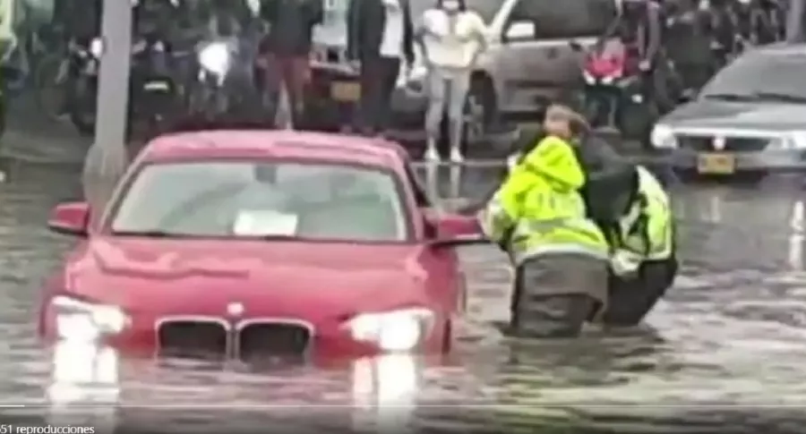 Conductor que fue rescatado en medio de inundación en Avenida NQS en Bogotá