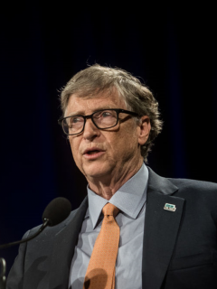 Foto de Bill Gates ilustra nota sobre vacuna contra COVID-19 Novavax