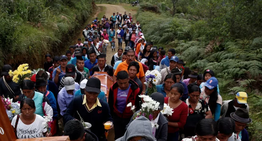 JEP: En Colombia, cada media hora una persona es desplazada forzosamente. Velorio de indígenas, 2021. Imagen de referencia.