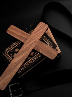 Crucifijo, biblia y cinturón, ilustran nota de Cardenal de Colonia admite encubrimiento sistémico de abusos de menores