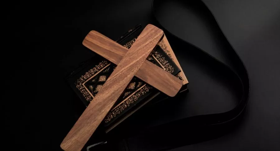 Crucifijo, biblia y cinturón, ilustran nota de Cardenal de Colonia admite encubrimiento sistémico de abusos de menores