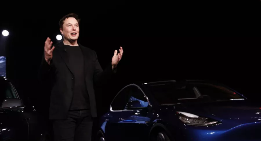 Elon Musk presenta uno de sus carros Tesla, ilustra nota de Tesla recibe ahora bitcóins como forma de pago