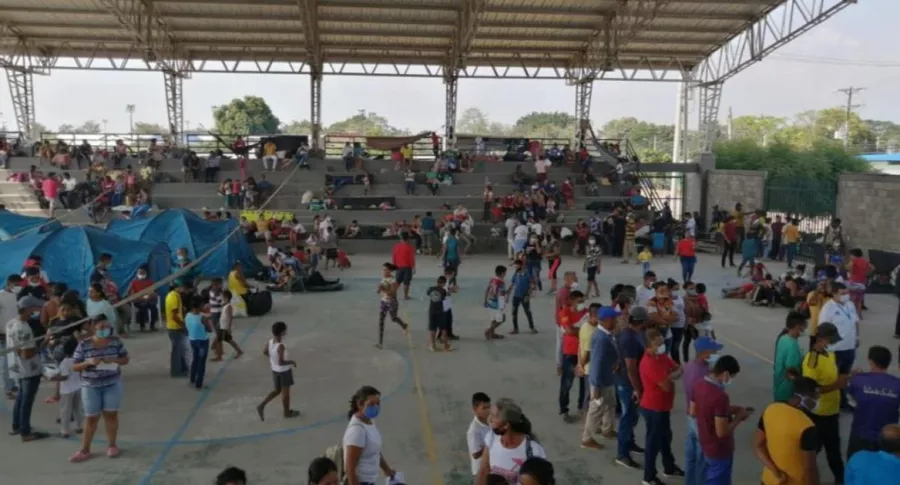 Imagen de los ciudadanos venezolanos que llegaron a albergues en Arauquita, y que huyen por combates en la frontera
