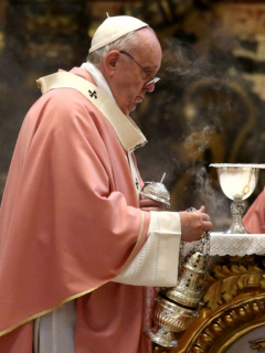 Papa Francisco baja salario de sacerdotes del Vaticano por la pandemia del covid