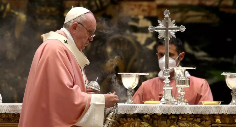Papa Francisco baja salario de sacerdotes del Vaticano por la pandemia del covid