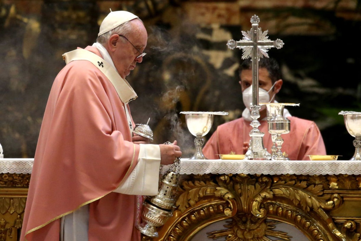 Papa Francisco baja salario de sacerdotes del Vaticano por la pandemia del  covid