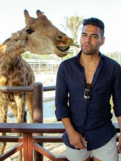 Falcao alimenta a jirafa, ilustra nota de Falcao disfruta con su familia en zoológico; posó asustado con serpiente