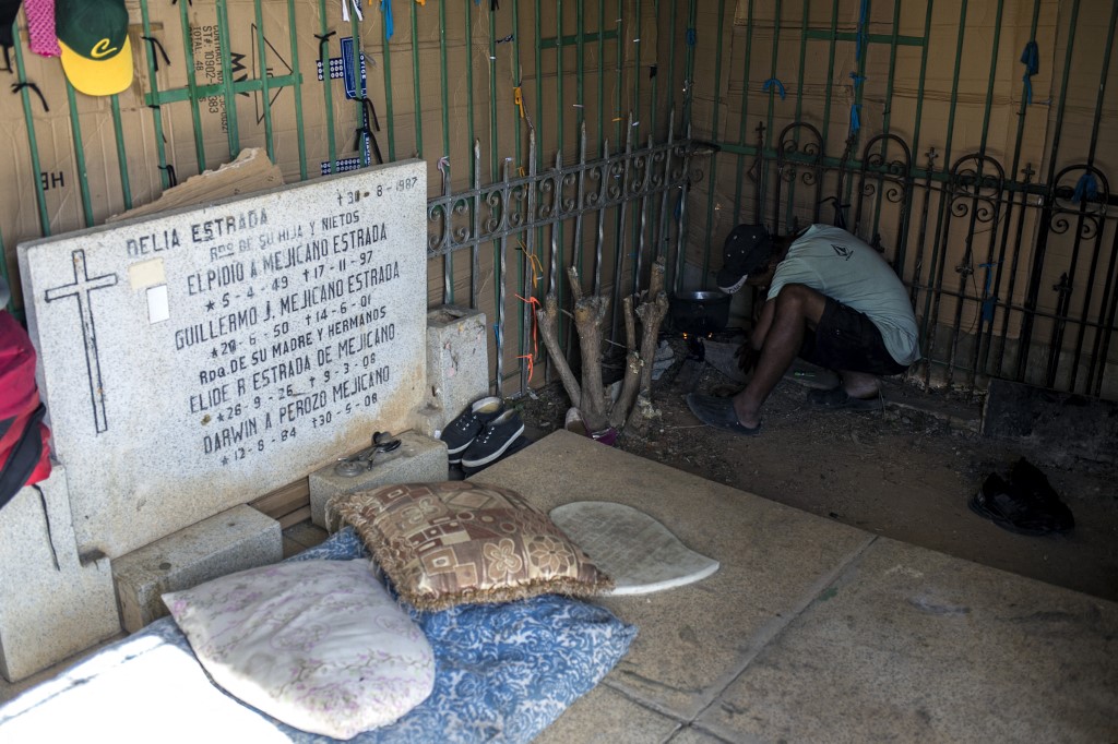 Fotos: venezolanos en miseria profanan cementerio y viven junto a muertos