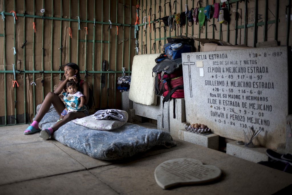 Fotos: venezolanos en miseria profanan cementerio y viven junto a muertos