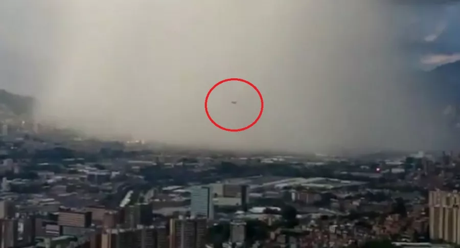 Imagen del avión que atravesó por fuerte aguacero en Medellín, cuando iba a aterrizar en el Aeropuerto Olaya Herrera