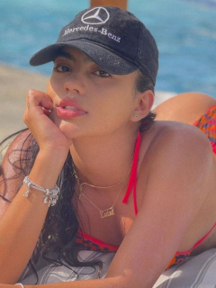 Luisa Castro, en la playa, quien se puso un piercing en un seno