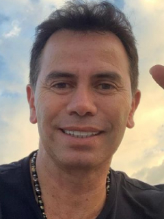 Jhonny Rivera, cantante de música popular, mostró su finca.
