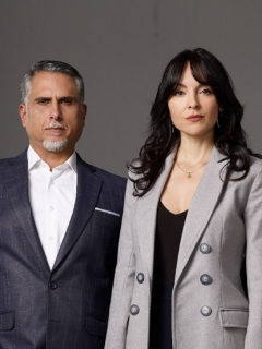 Sebastián Martínez y Juliette Pardau, en 'Pa' quererte', y Marlon Moreno y Carolina Gómez, en 'La venganza de Analía', a propósito de que esas dos novelas están entre nominados de Premios India Catalina 2021.
