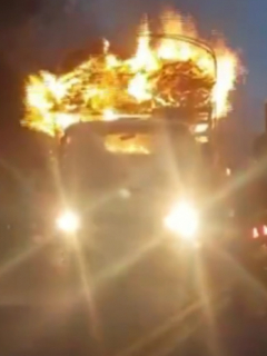 Incendio de camión en vía al llano; conductor tuvo que moverlo entre llamas